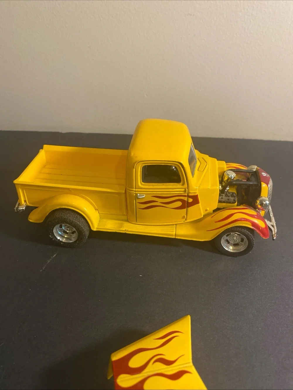Testors 1/24 Die Cast 1937 Ford‎ Pickup Model Kit Gold Series, Assembled
